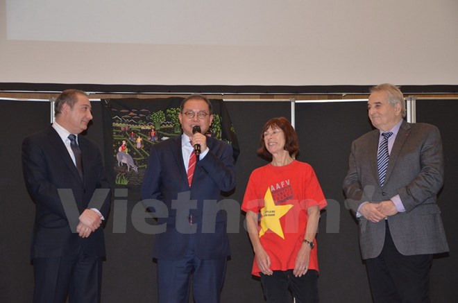 Во французском городе Шоази Ле Роа отметили новый год по лунному календарю